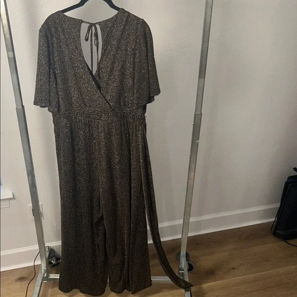 Women's 14/16 Torrid Black and Gold Shimmer Surplice Jumpsuit (Torrid 1), EUC - Picture 6 of 7